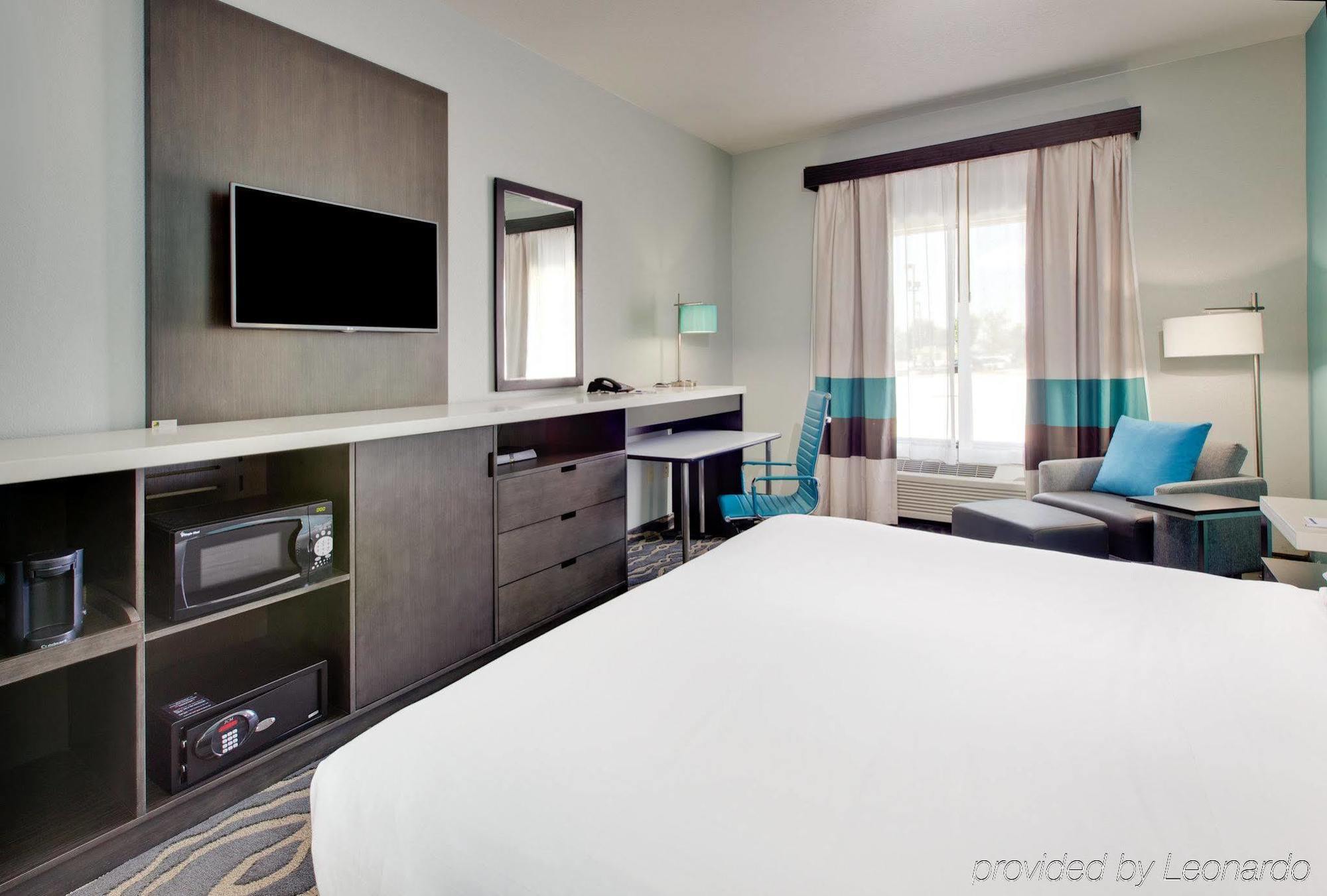 La Quinta Inn & Suites By Wyndham Northlake Ft. Worth Elizabethtown Exterior photo